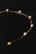 18K 골드 소재의 골드 비즈가 세팅된 더블 레이어 아코야 진주 팔찌