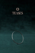 솔리드 18K 화이트 골드 후프 귀걸이 | 울트라 브라이트 시리즈 티저