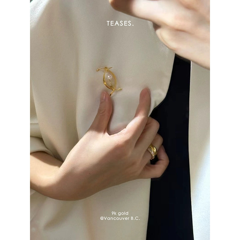 Antique Gold Brooch with Akoya Saltwater Pearl, Classic Collection