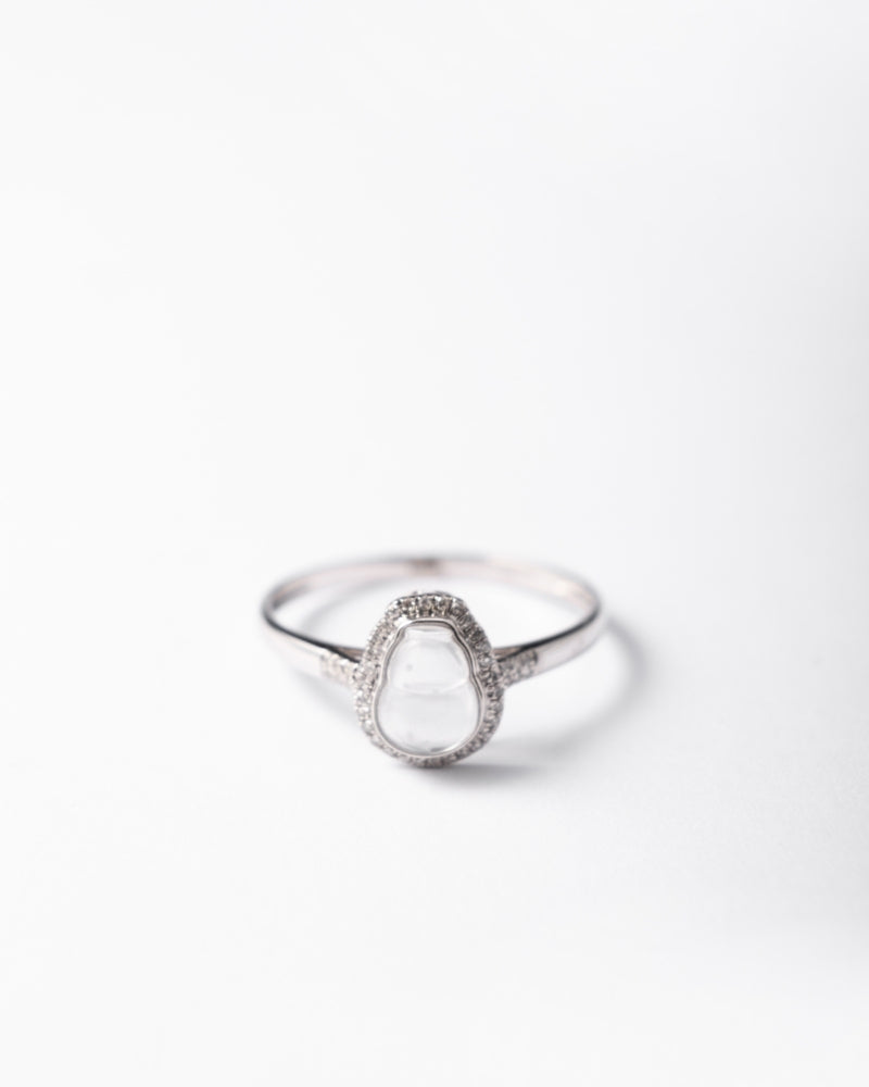 Icy jade gourd ring, a gourd-motif jade and white gold design