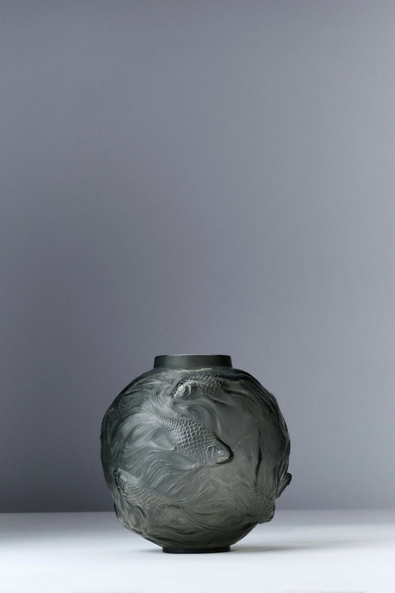 Formose Vase 1924 glass sculpture with fish and water motifs by René Lalique